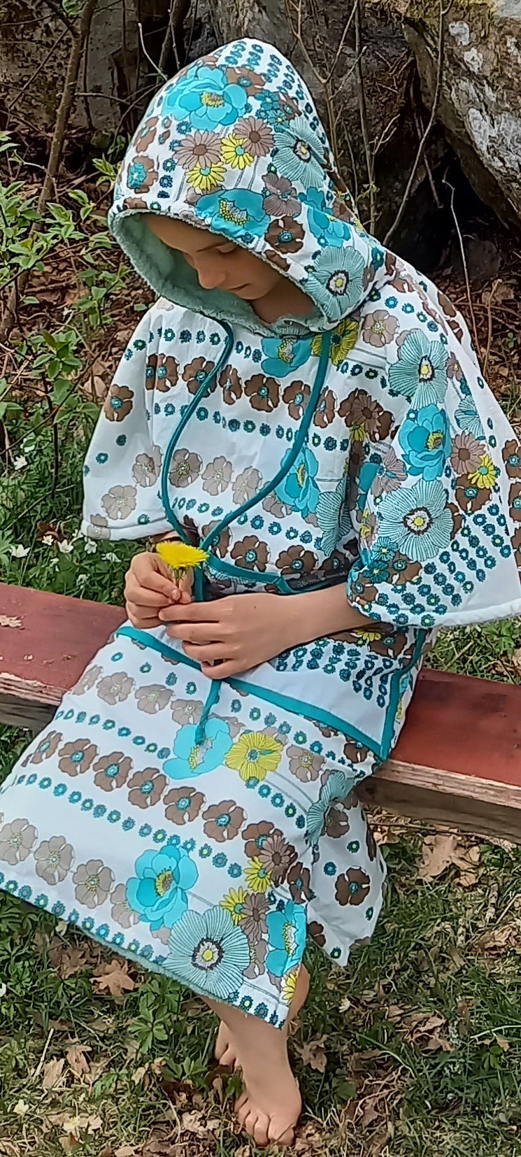 Selma kids bathrobe close-up of cotton chintz deadstock fabric and bamboo cotton lining
