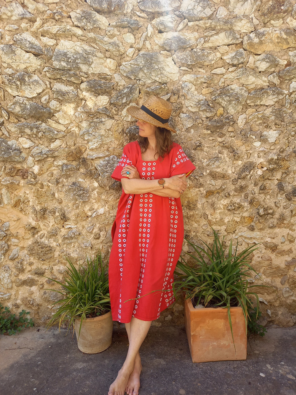 Orient Mallorca kaftan in vintage red Mallorcan cotton with white flowers, front view
