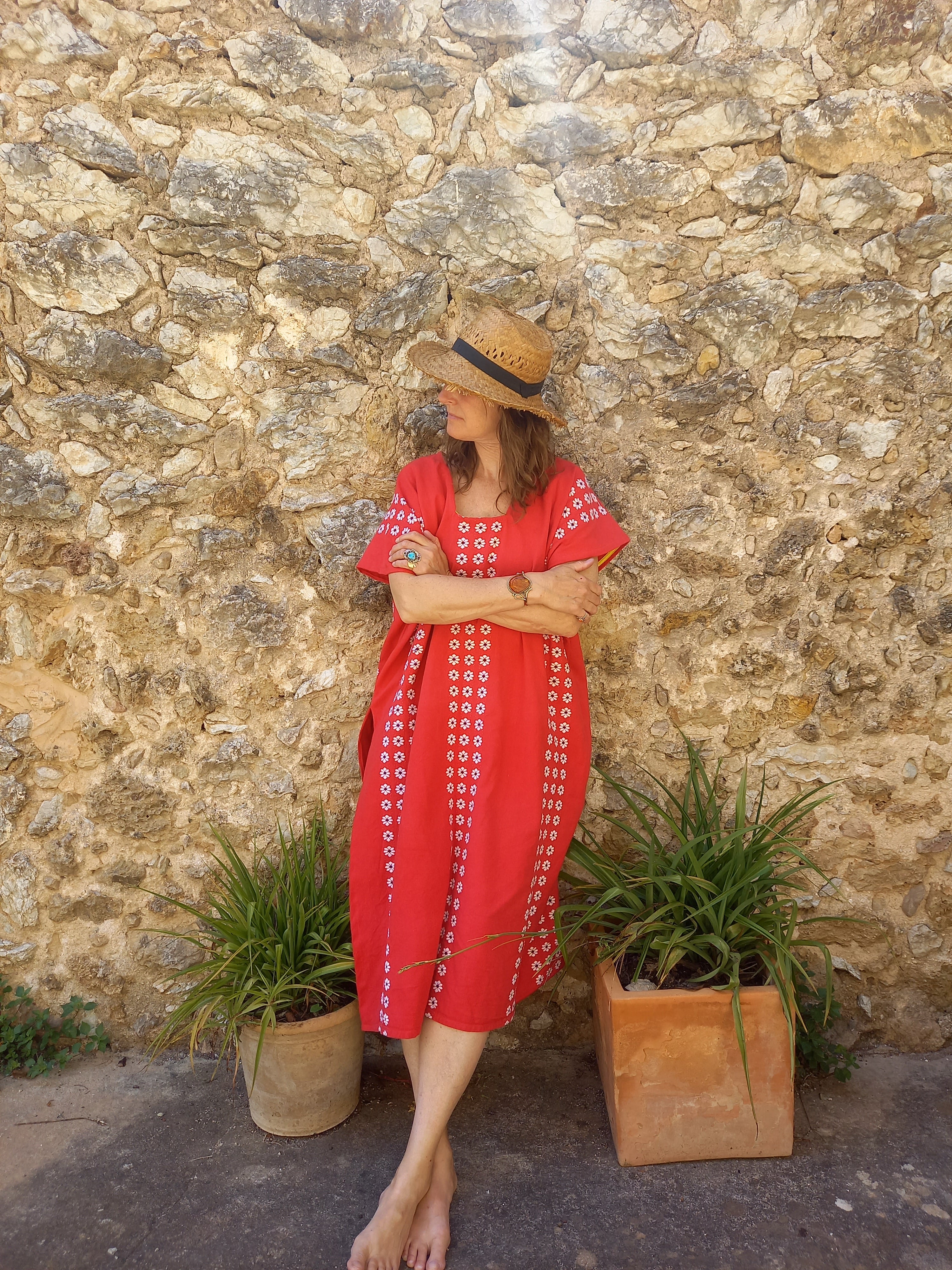 Orient Mallorca kaftan in vintage red Mallorcan cotton with white flowers, front view
