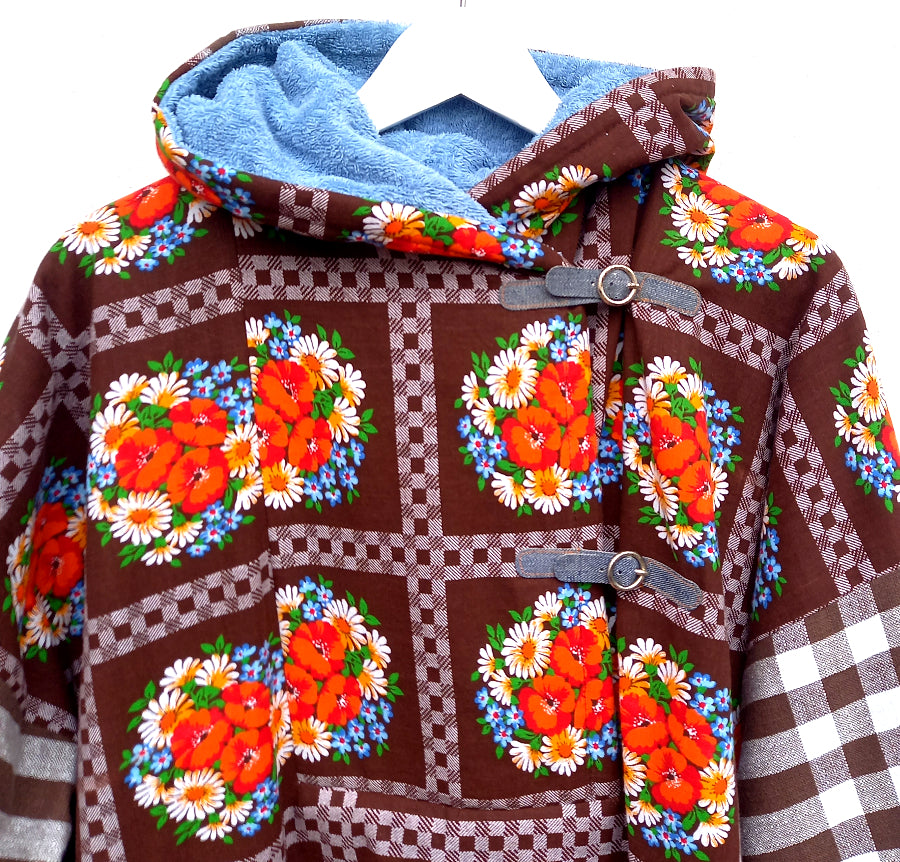 Petter bathrobe close-up of 1970s tablecloth fabric pattern
