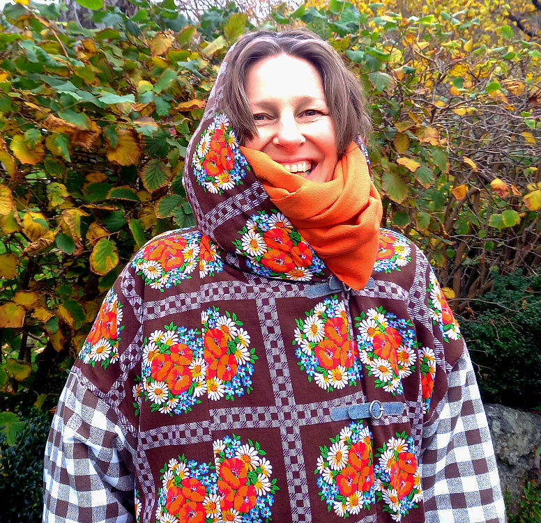 Petter unisex bathrobe from 1970s tablecloths with terrycloth lining, front view
