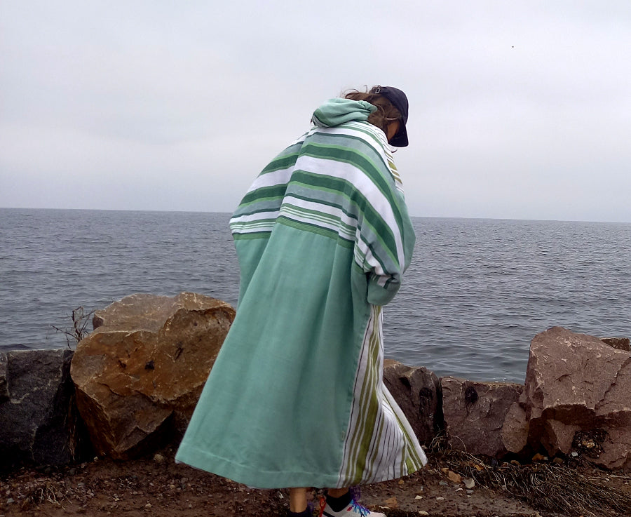 Yeşil unisex bathrobe side view displaying oversized fit
