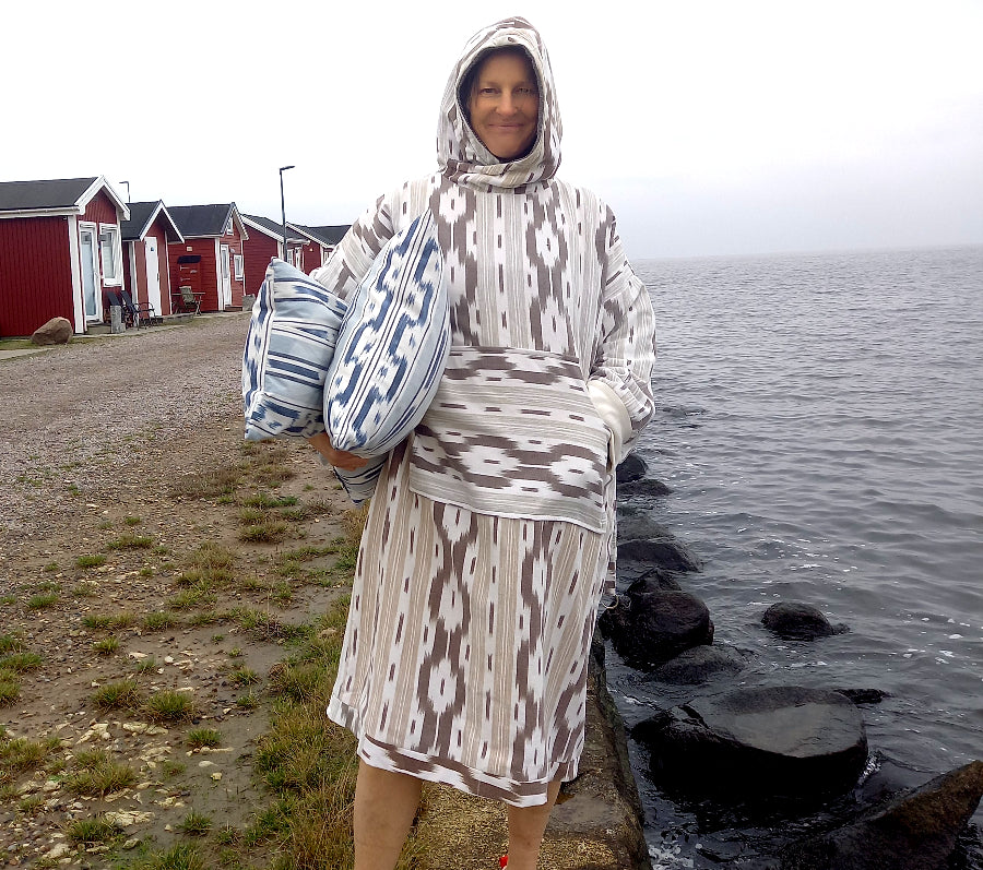 Quetzal shorty bathrobe from 1980s Tela de Lenguas Mallorca curtain, front view
