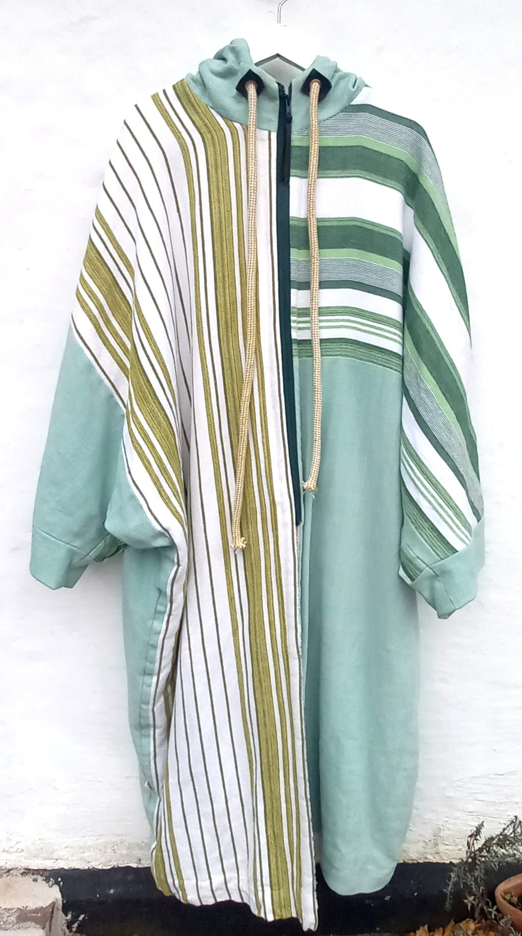 Yeşil bathrobe front view of 1960s tablecloth fabric pattern detail
