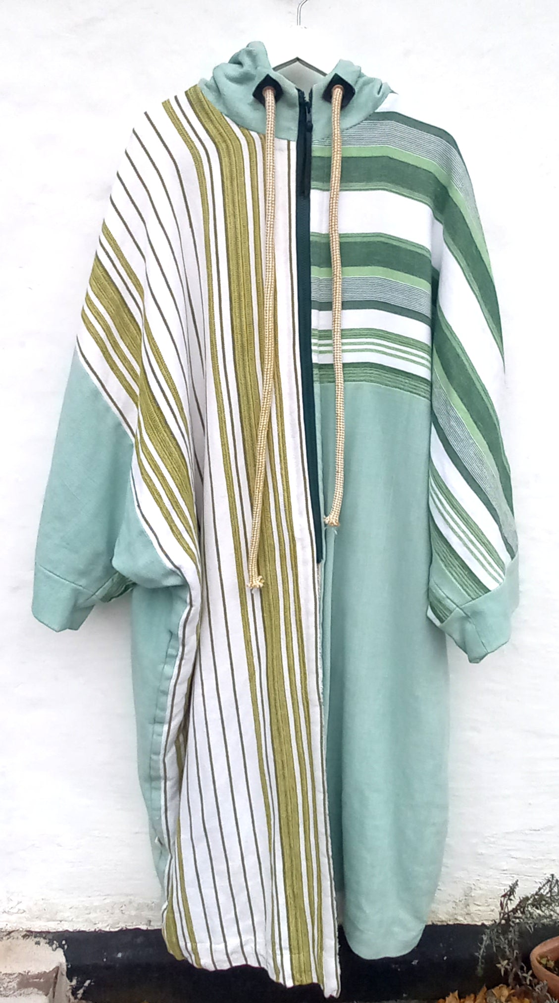 Yeşil bathrobe front view of 1960s tablecloth fabric pattern detail
