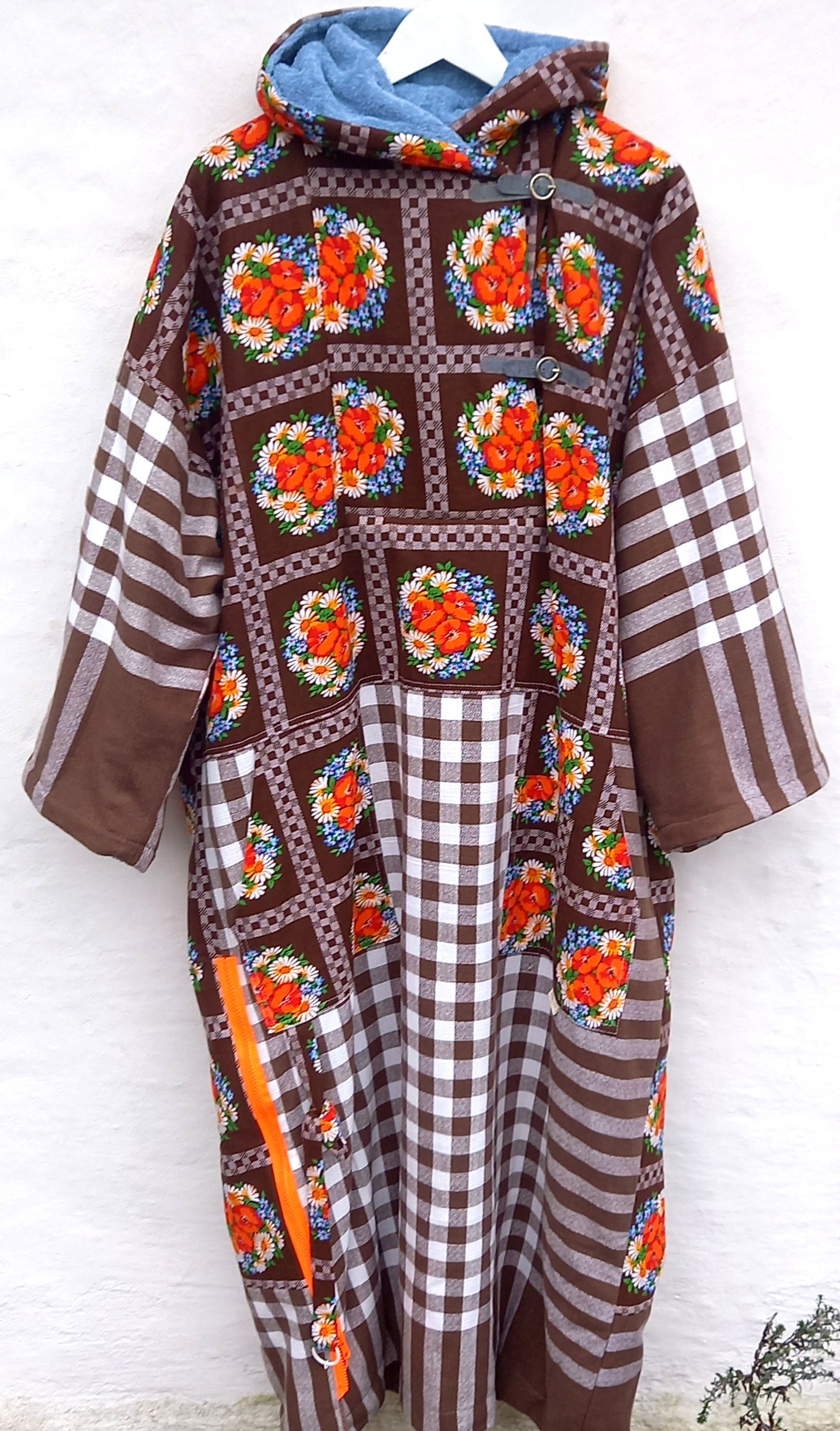 Petter bathrobe close-up of 1970s tablecloth fabric pattern
