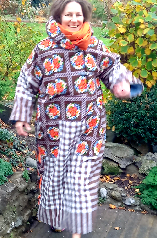 Petter unisex bathrobe side view displaying oversized fit and  neon zipper on right hand side
